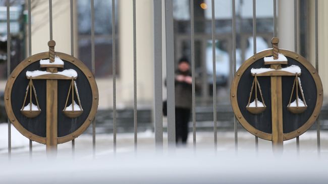 Решетка перед зданием Московского городского суда Решетка перед зданием Московского городского суда