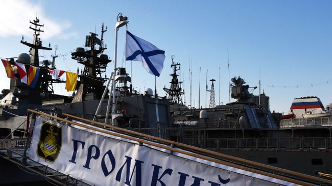 Подъем Андреевского флага на корвете Громкий. 25 декабря 2018