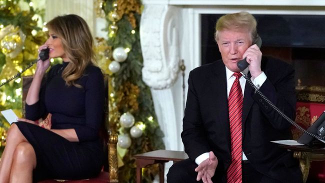 Президент США Дональд Трамп и первая леди Меланья Трамп во время рождественской горячей линии Президент США Дональд Трамп и первая леди Меланья Трамп во время рождественской горячей линии