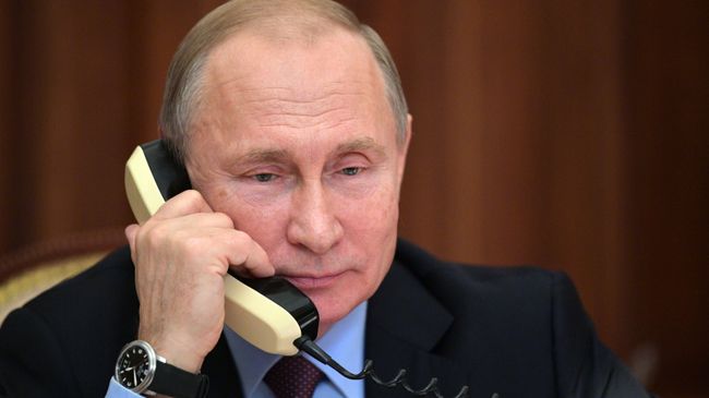 Президент РФ Владимир Путин во время телефонного разговора Президент РФ Владимир Путин во время телефонного разговора