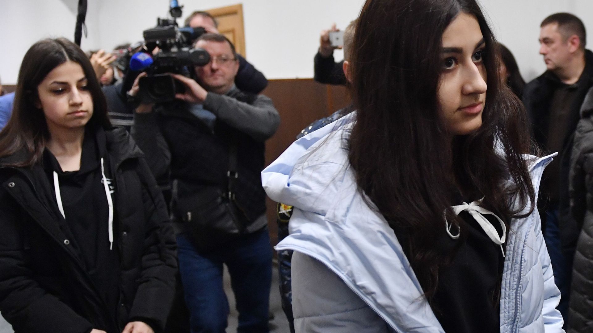Крестина и Ангелина Хачатурян, обвиняемые в убийстве своего отца Михаила Хачатуряна, в Басманном суде Москвы. 26 декабря 2018 Крестина и Ангелина Хачатурян, обвиняемые в убийстве своего отца Михаила Хачатуряна, в Басманном суде Москвы. 26 декабря 2018 - РИА Новости, 1920, 11.09.2024