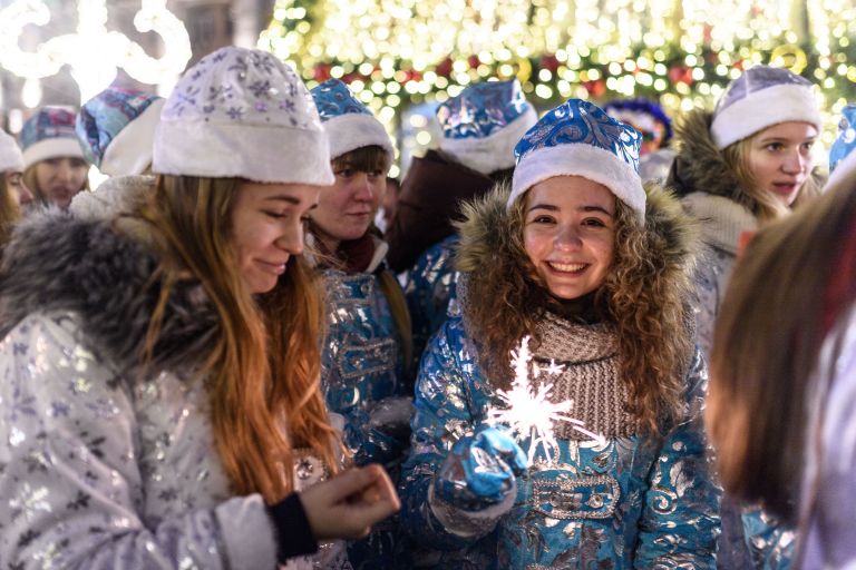 Участницы парада Снегурочек на Тверском бульваре в Москве Участницы парада Снегурочек на Тверском бульваре в Москве