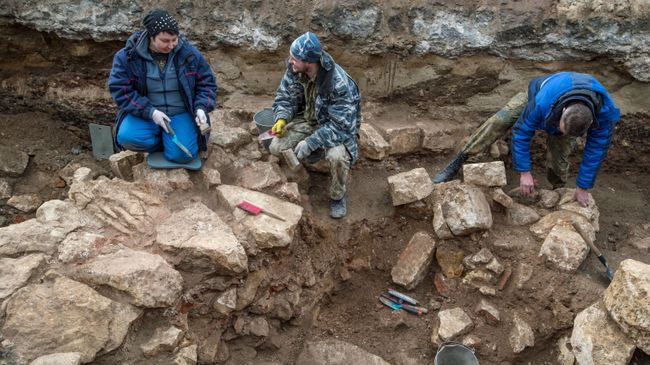 Археологи ведут раскопки на месте в Москве Археологи ведут раскопки на месте в Москве