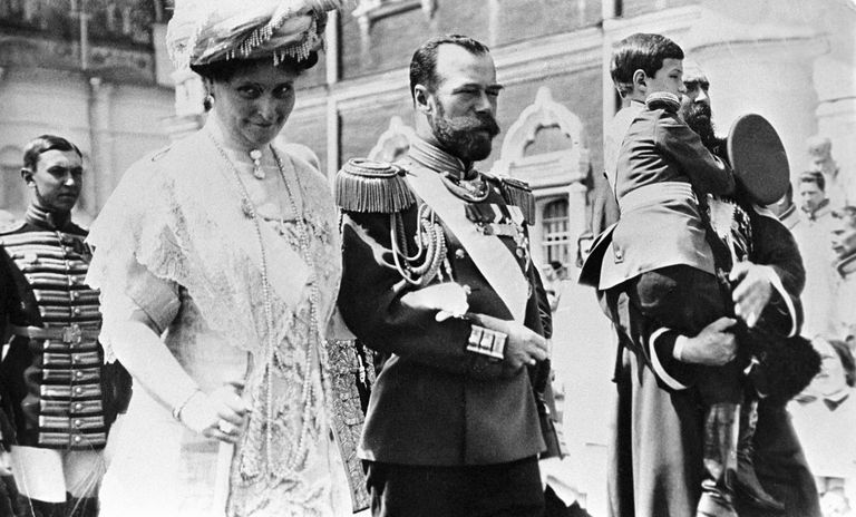 Российский император Николай II и мператрица Александра Федоровна в Кремле. Празднование 300-летия Дома Романовых Российский император Николай II и мператрица Александра Федоровна в Кремле. Празднование 300-летия Дома Романовых