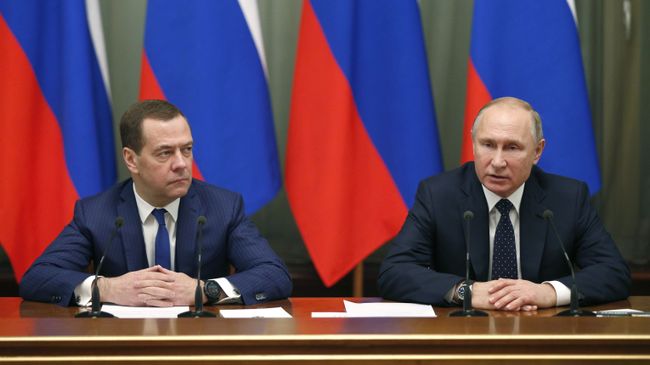 Президент РФ Владимир Путин и председатель правительства РФ Дмитрий Медведев во время встречи с членами правительства РФ Президент РФ Владимир Путин и председатель правительства РФ Дмитрий Медведев во время встречи с членами правительства РФ