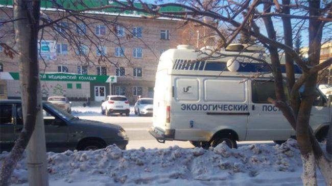 Автомобиль экологического поста в Сибае, которая отбирает пробы атмосферного воздуха