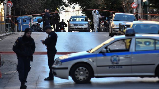 Полиция на месте взрыва у церкви Святого Дионисия в Афинах, Греция. 27 декабря 2018 