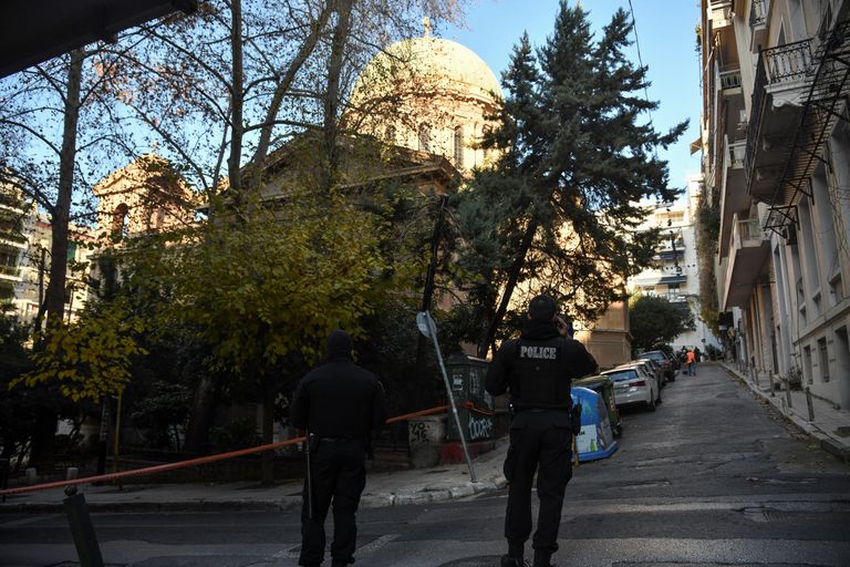 Полицейские на месте взрыва у церкви Святого Дионисия в Афинах