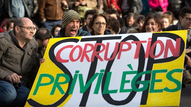 Участники акции протеста против коррупции политиков на площади Республики в Париже Участники акции протеста против коррупции политиков на площади Республики в Париже