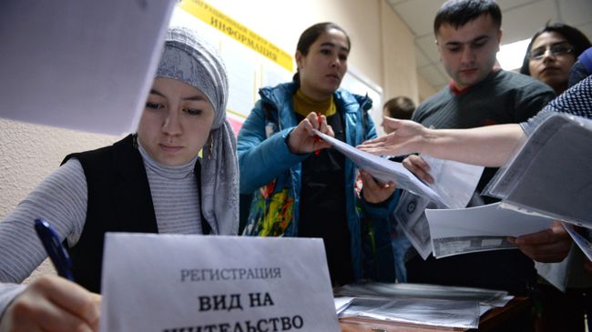 Иностранные граждане подают заявку на сдачу тестирования для получения вида на жительство в Миграционном центре