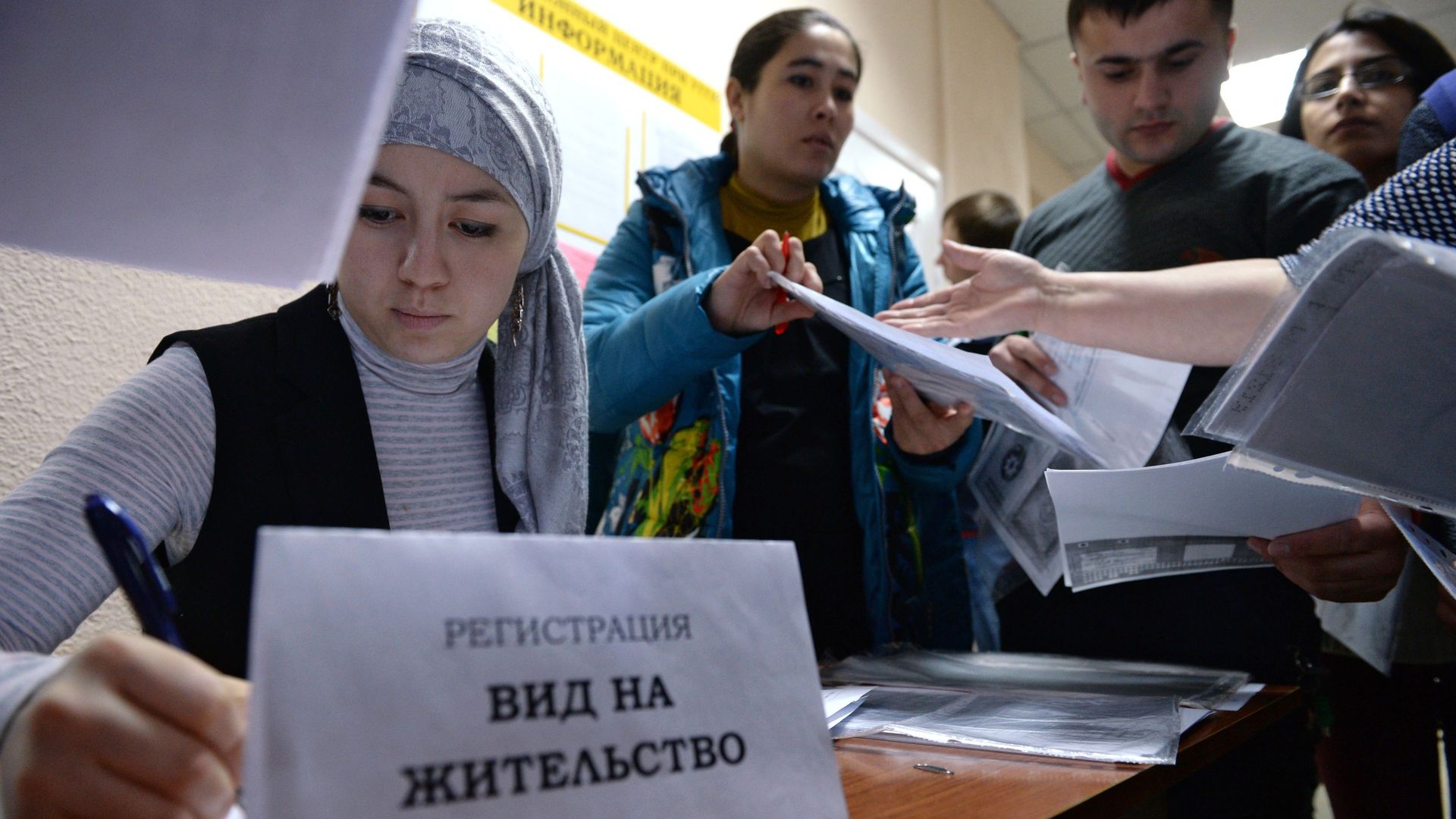 Иностранные граждане подают заявку на сдачу тестирования для получения вида на жительство в Миграционном центре Иностранные граждане подают заявку на сдачу тестирования для получения вида на жительство в Миграционном центре - РИА Новости, 1920, 19.03.2025