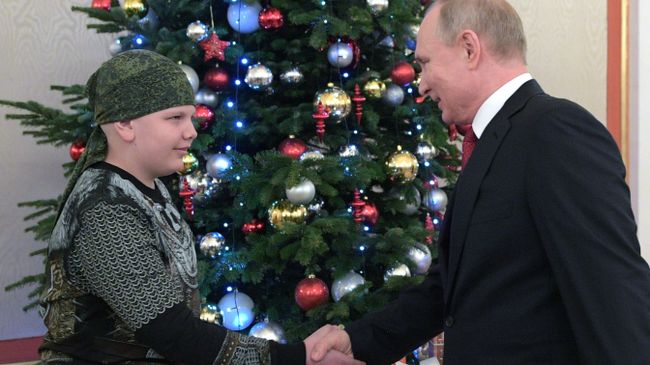 Президент РФ Владимир Путин и участник проекта Мечтай со мной Коля Кузнецов