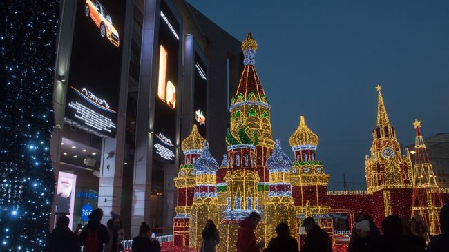 Новогодние декорации в виде Кремля, собора Василия Блаженного и Шаболовской телевизионной башни у торгово-развлекательного центра Европейский на площади Киевского вокзала в Москве Новогодние декорации в виде Кремля, собора Василия Блаженного и Шаболовской телевизионной башни у торгово-развлекательного центра Европейский на площади Киевского вокзала в Москве