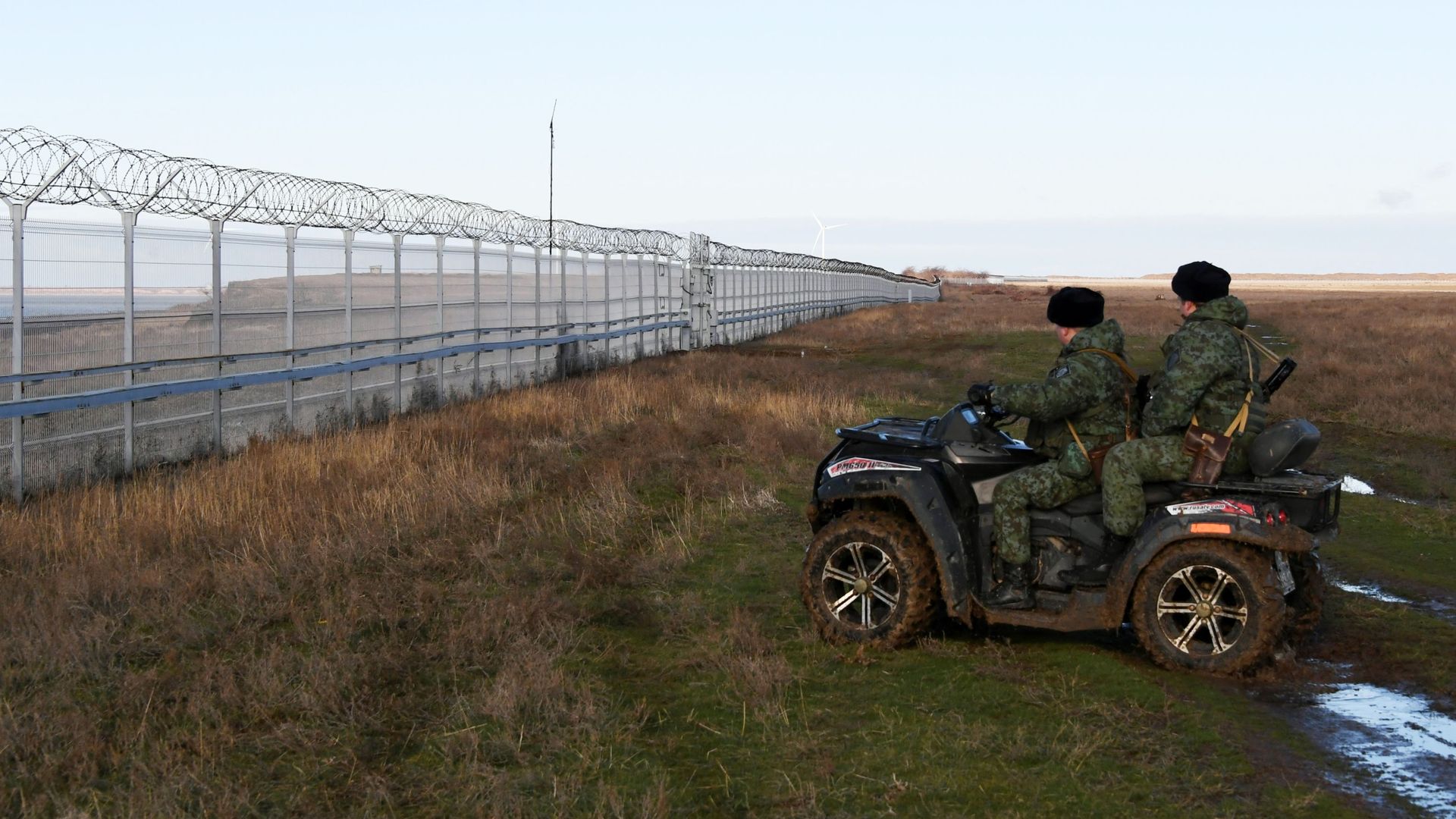 Российские пограничники у заграждения, возведенного в Крыму на границе с Украиной Российские пограничники у заграждения, возведенного в Крыму на границе с Украиной - РИА Новости, 1920, 28.05.2024