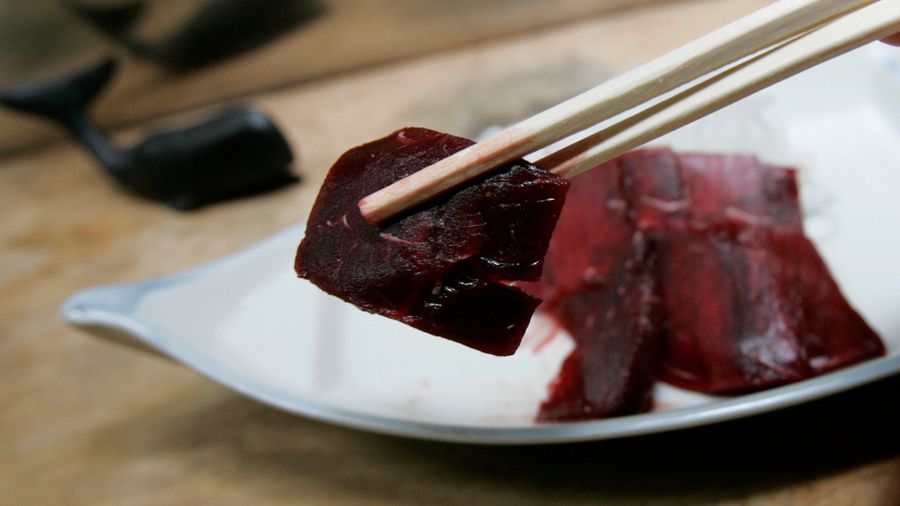 Сашими из китового мяса в одном из ресторанов Токио 