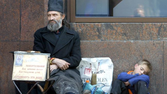 Священник просит милостыню Священник просит милостыню
