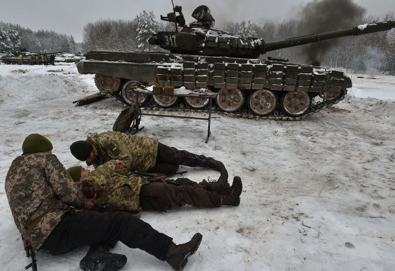 Солдаты украинской армии принимают участие в военных учениях близ села Десна Черниговской области Солдаты украинской армии принимают участие в военных учениях близ села Десна Черниговской области