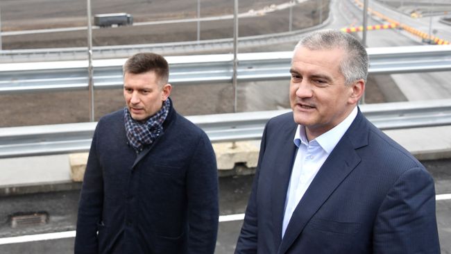 Председатель государственного комитета дорожного хозяйства Республики Крым Сергей Карпов и глава Крыма Сергей Аксенов во время  запуска первого этапа трассы Таврида. 29 декабря 2018