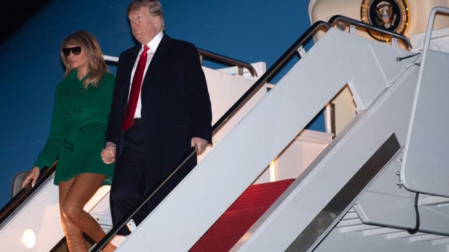 Президент США Дональд Трамп и его супруга Меланья после возвращения из Ирака в Вашингтон Президент США Дональд Трамп и его супруга Меланья после возвращения из Ирака в Вашингтон