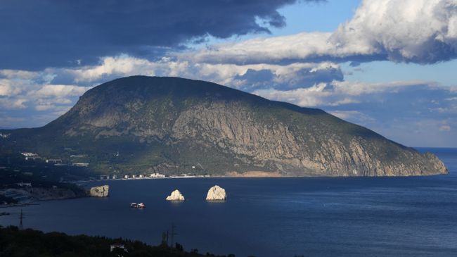 Побережье Черного моря в районе поселка Гурзуф в Крыму. Архивное фото