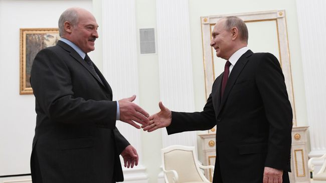 Президент РФ Владимир Путин и президент Белоруссии Александр Лукашенко во время встречи Президент РФ Владимир Путин и президент Белоруссии Александр Лукашенко во время встречи