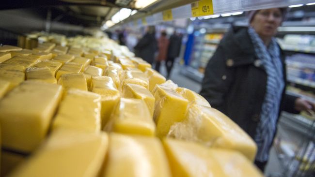 Сыр на прилавке магазина Сыр на прилавке магазина