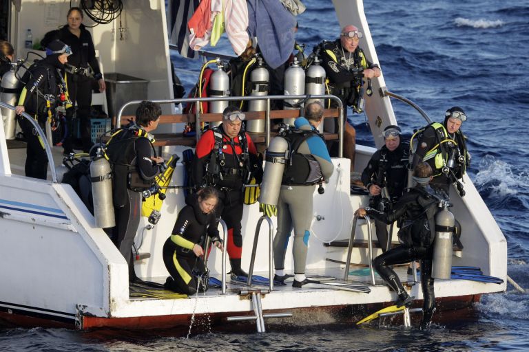 Туристы готовятся к дайвингу на Красном море в Шарм-эль-Шейхе Туристы готовятся к дайвингу на Красном море в Шарм-эль-Шейхе