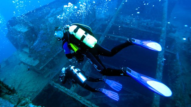 Дайвер на месте крушения корабля Дайвер на месте крушения корабля