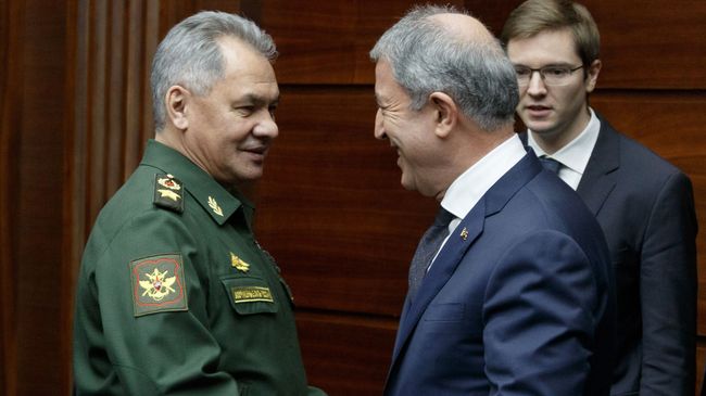 Министр обороны России Сергей Шойгу и министр обороны Турции Хулуси Акар Министр обороны России Сергей Шойгу и министр обороны Турции Хулуси Акар