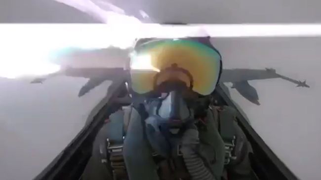 Молния попала в истребитель F-18 Hornet ВВС Кувейта (стоп-кадр видео) Молния попала в истребитель F-18 Hornet ВВС Кувейта (стоп-кадр видео)
