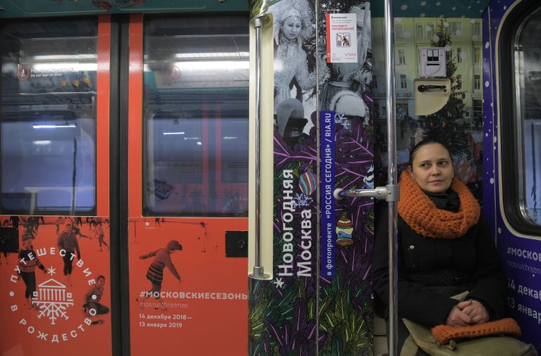 Девушка в вагоне нового тематического поезда Путешествие в Рождество-2019 в электродепо Красная Пресня в Москве