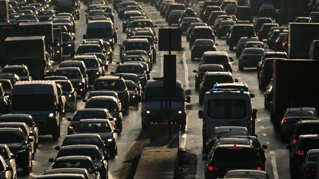 Автомобили в пробке в Москве