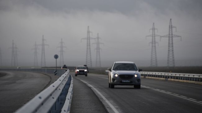 Автомобильное движение на участке трассы Таврида в Крыму Автомобильное движение на участке трассы Таврида в Крыму