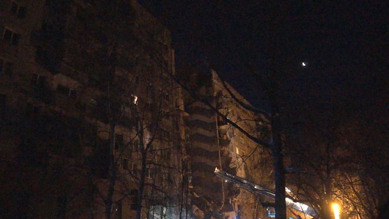Разрушенный подъезд многоэтажки в Магнитогорске. Кадры с места происшествия Разрушенный подъезд многоэтажки в Магнитогорске. Кадры с места происшествия