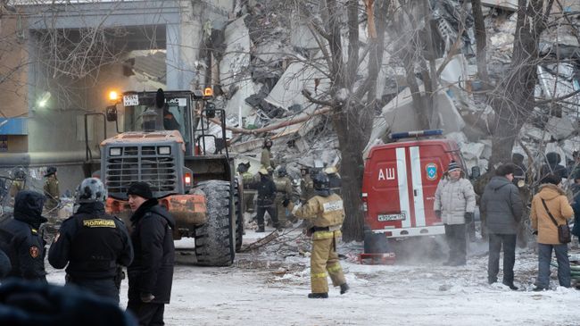 На месте обрушения одного из подъездов жилого дома в Магнитогорске. 31 декабря 2018 
