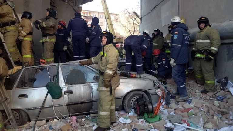 Сотрудники МЧС на месте обрушения одного из подъездов жилого дома в Магнитогорске. 31 декабря 2018 Сотрудники МЧС на месте обрушения одного из подъездов жилого дома в Магнитогорске. 31 декабря 2018
