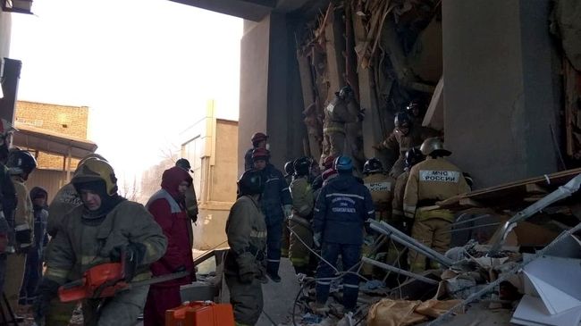 Сотрудники МЧС на месте обрушения одного из подъездов жилого дома в Магнитогорске. 31 декабря 2018 Сотрудники МЧС на месте обрушения одного из подъездов жилого дома в Магнитогорске. 31 декабря 2018