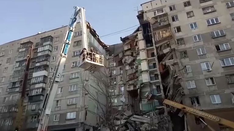 Сотрудники МЧС на месте обрушения одного из подъездов жилого дома в Магнитогорске. 31 декабря 2018 Сотрудники МЧС на месте обрушения одного из подъездов жилого дома в Магнитогорске. 31 декабря 2018