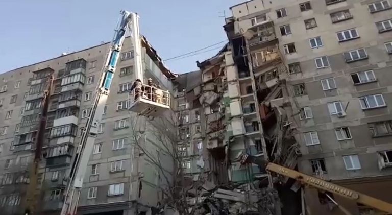 Сотрудники МЧС на месте обрушения одного из подъездов жилого дома в Магнитогорске. 31 декабря 2018 Сотрудники МЧС на месте обрушения одного из подъездов жилого дома в Магнитогорске. 31 декабря 2018