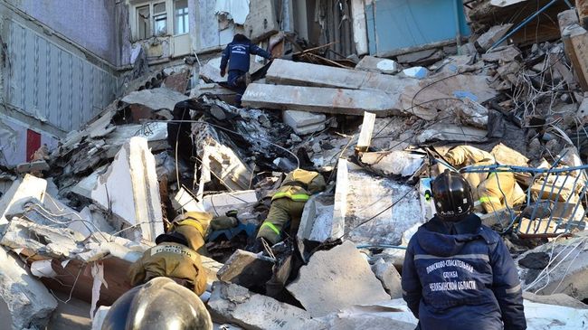 Сотрудники МЧС на месте обрушения одного из подъездов жилого дома в Магнитогорске. 31 декабря 2018 Сотрудники МЧС на месте обрушения одного из подъездов жилого дома в Магнитогорске. 31 декабря 2018