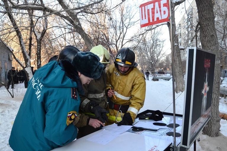 Сотрудники МЧС на месте обрушения одного из подъездов жилого дома в Магнитогорске. 31 декабря 2018 Сотрудники МЧС на месте обрушения одного из подъездов жилого дома в Магнитогорске. 31 декабря 2018