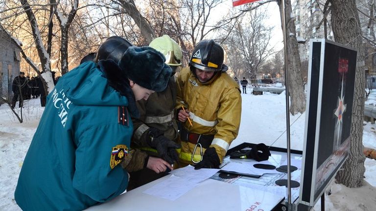 Сотрудники МЧС на месте обрушения одного из подъездов жилого дома в Магнитогорске. 31 декабря 2018 Сотрудники МЧС на месте обрушения одного из подъездов жилого дома в Магнитогорске. 31 декабря 2018