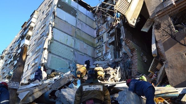Сотрудники МЧС на месте обрушения одного из подъездов жилого дома в Магнитогорске. 31 декабря 2018
