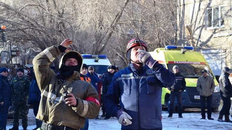 Сотрудники МЧС на месте обрушения одного из подъездов жилого дома в Магнитогорске. 31 декабря 2018 Сотрудники МЧС на месте обрушения одного из подъездов жилого дома в Магнитогорске. 31 декабря 2018