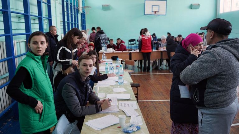 Временный штаб, где пострадавшие и родственники узнают информацию после обрушения одного из подъездов жилого дома в Магнитогорске. 31 декабря 2018 Временный штаб, где пострадавшие и родственники узнают информацию после обрушения одного из подъездов жилого дома в Магнитогорске. 31 декабря 2018