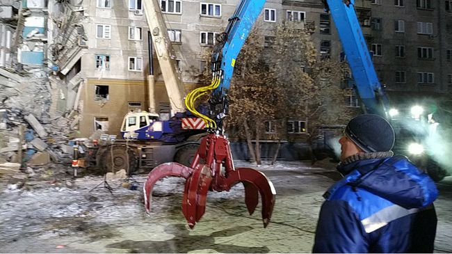 Ситуация на месте взрыва газа в жилом доме в Магнитогорске. 31 декабря 2018 Ситуация на месте взрыва газа в жилом доме в Магнитогорске. 31 декабря 2018