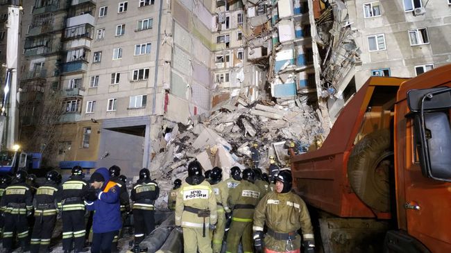 Ситуация на месте взрыва газа в жилом доме в Магнитогорске. 31 декабря 2018 Ситуация на месте взрыва газа в жилом доме в Магнитогорске. 31 декабря 2018