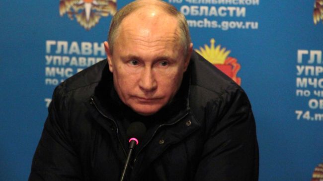 Владимир Путин проводит совещание в оперативном штабе МЧС на месте взрыва газа в жилом доме в Магнитогорске. 31 декабря 2018 Владимир Путин проводит совещание в оперативном штабе МЧС на месте взрыва газа в жилом доме в Магнитогорске. 31 декабря 2018