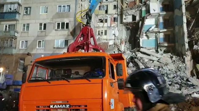 Сотрудники МЧС на месте обрушения одного из подъездов жилого дома в Магнитогорске. 31 декабря 2018 Сотрудники МЧС на месте обрушения одного из подъездов жилого дома в Магнитогорске. 31 декабря 2018
