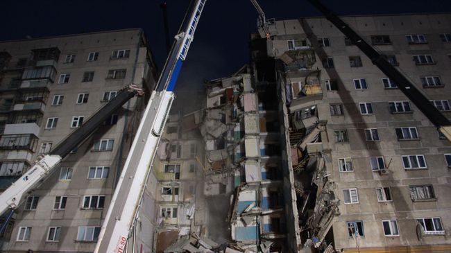 На месте обрушения одного из подъездов жилого дома в Магнитогорске. 31 декабря 2018